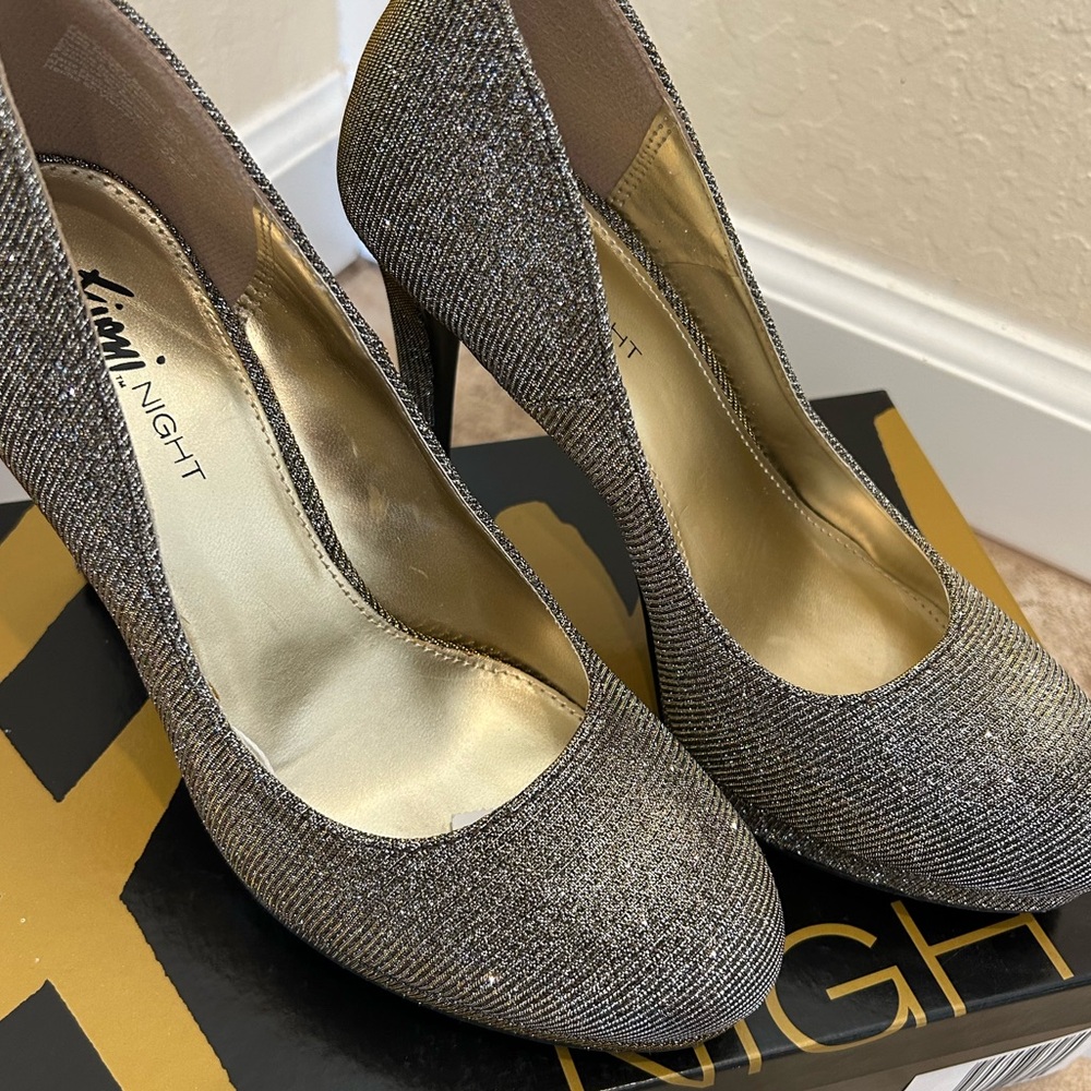 ✨HP✨ Fabulous Silver/Gold Shimmer Heels - Size 7 - Picture 4 of 11